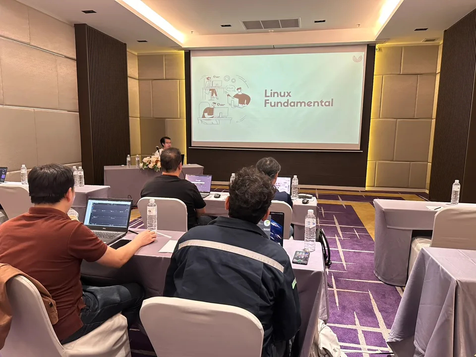 ผู้เข้าร่วม Open House ใช้คอมพิวเตอร์เรียนในห้องอบรมระหว่างการบรรยาย Linux Fundamental