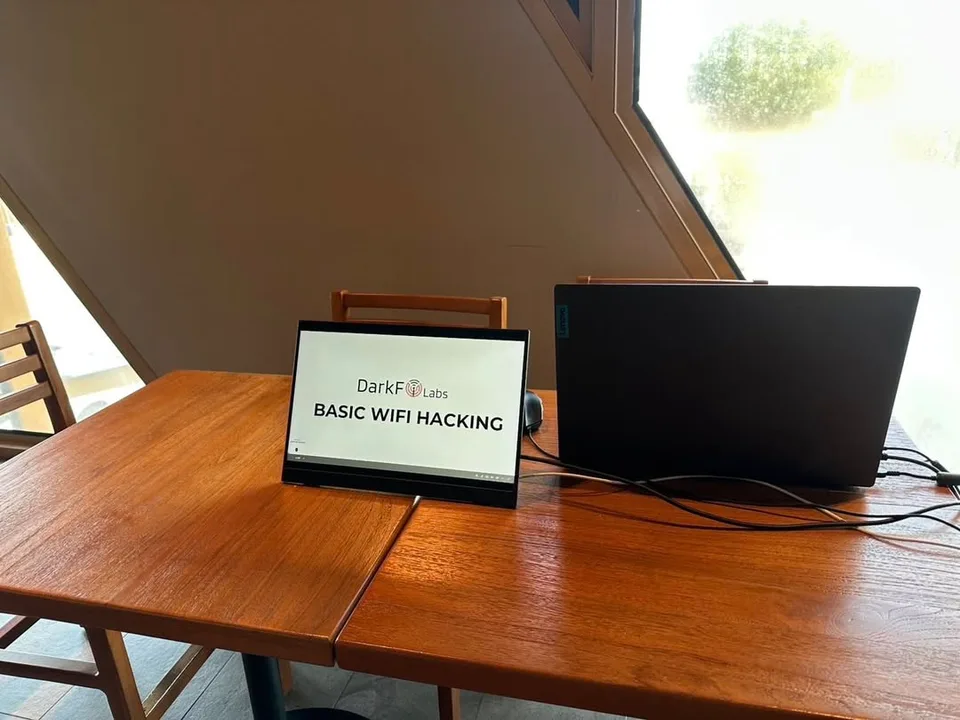 จอแสดง Basic WiFi Hacking และคอมพิวเตอร์ที่ใช้ใน Private Course